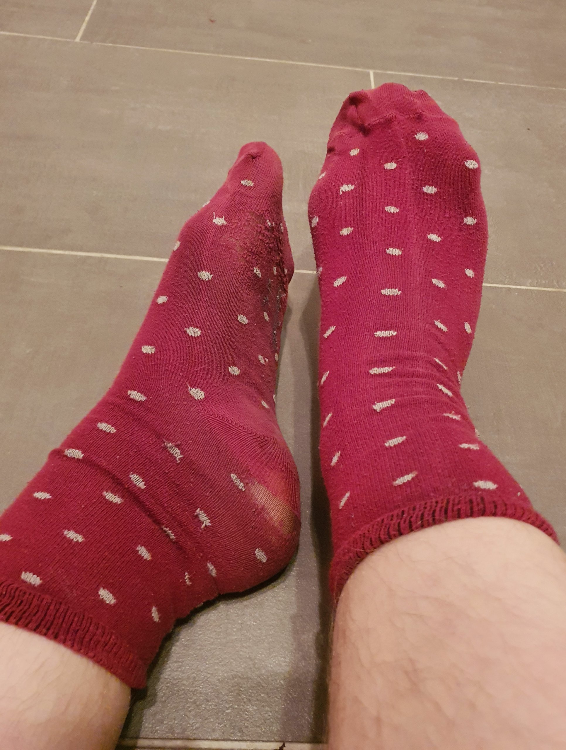 Duftende rote Socken mit Punkten